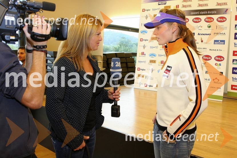 Špela Pretnar, novinarka POP TV-ja in nekdanja alpska smučarka in Tina Maze, alpska smučarkaSlovenska smučarska reprezentanca - predstavitev za sezono 2008/09