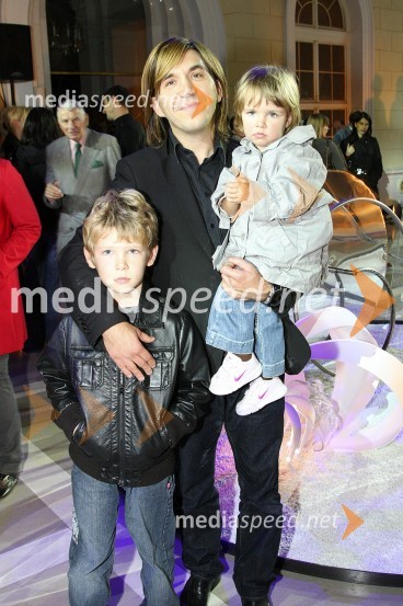 Stevo Pavlovič, frizer z hčer in sinomAlan Hranitelj- Razstava kreacij