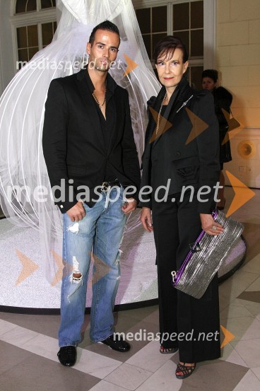 Marjeta Grošelj, oblikovalka torbic in njen sin Gašper Grošelj, manekenAlan Hranitelj- Razstava kreacij