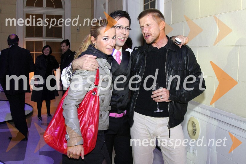 Maša Derganc Veselko, igralka, Alan Hranitelj, kostumograf in modni oblikovalec in Borut Veselko, direktor Prešernovega gledališča KranjAlan Hranitelj- Razstava kreacij