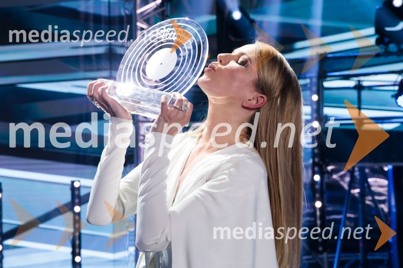  Ana Soklič, pevkaEMA 2020, zmagovalka je Ana Soklič