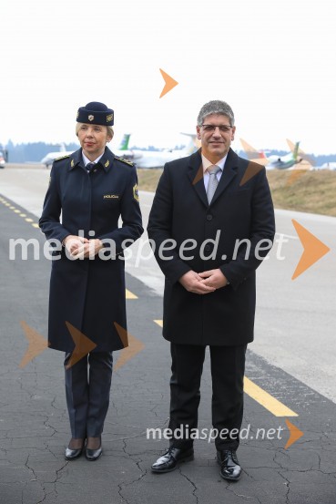 mag. Tatjana  Bobnar, Generalna direktorica policije;  Boštjan Poklukar, minister za notranje zadeve RSSlovesna predaja novega policijskega helikopterja