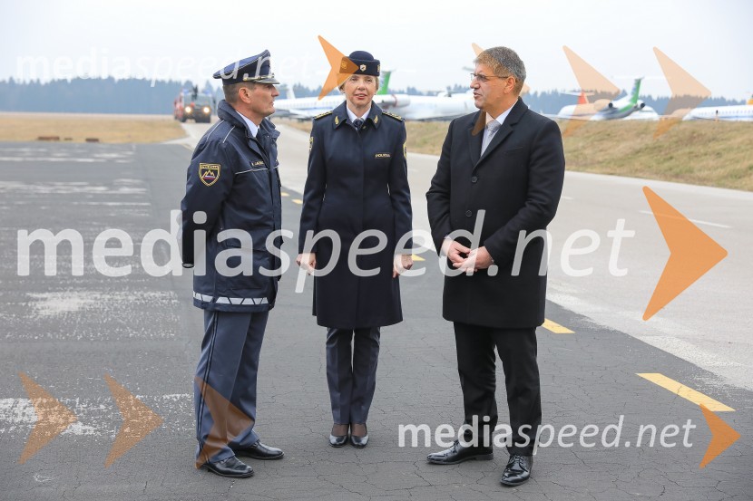 ... ; mag. Tatjana  Bobnar, Generalna direktorica policije;  Boštjan Poklukar, minister za notranje zadeve RSSlovesna predaja novega policijskega helikopterja