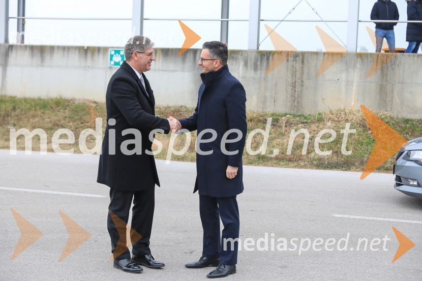  Boštjan Poklukar, minister za notranje zadeve RS;  Marjan  Šarec, predsednik Vlade Republike SlovenijeSlovesna predaja novega policijskega helikopterja