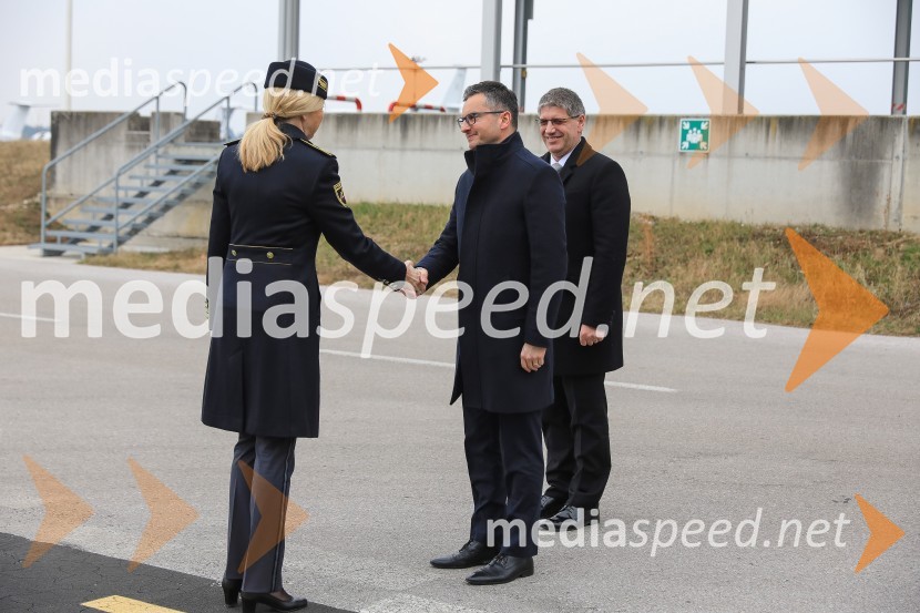 mag. Tatjana  Bobnar, Generalna direktorica policije;  Marjan  Šarec, predsednik Vlade Republike Slovenije;  Boštjan Poklukar, minister za notranje zadeve RSSlovesna predaja novega policijskega helikopterja
