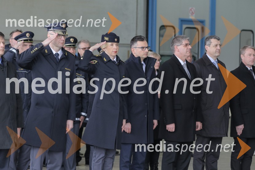  ... ; mag. Tatjana  Bobnar, Generalna direktorica policije;  Marjan  Šarec, predsednik Vlade Republike Slovenije;  Boštjan Poklukar, minister za notranje zadeve RSSlovesna predaja novega policijskega helikopterja