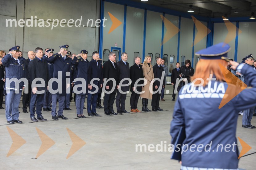  ... ;  ... ;  ... ; mag. Tatjana  Bobnar, Generalna direktorica policije;  Marjan  Šarec, predsednik Vlade Republike Slovenije;  Boštjan Poklukar, minister za notranje zadeve RSSlovesna predaja novega policijskega helikopterja
