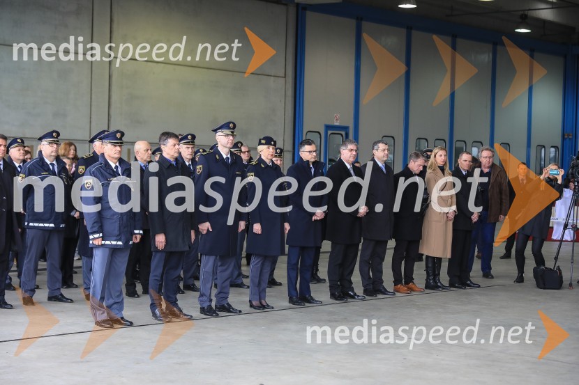  ... ;  ... ;  ... ; mag. Tatjana  Bobnar, Generalna direktorica policije;  Marjan  Šarec, predsednik Vlade Republike Slovenije;  Boštjan Poklukar, minister za notranje zadeve RS;  ... Slovesna predaja novega policijskega helikopterja