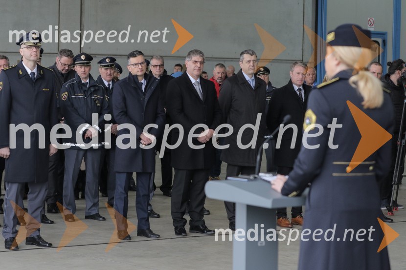  ... ;  ... ;  Marjan  Šarec, predsednik Vlade Republike Slovenije;  Boštjan Poklukar, minister za notranje zadeve RS;  ... ; mag. Tatjana  Bobnar, Generalna direktorica policijeSlovesna predaja novega policijskega helikopterja