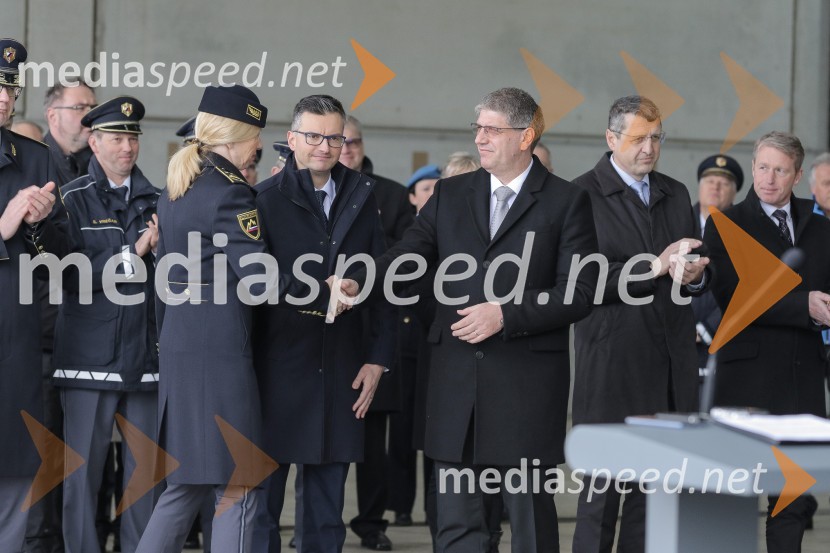 mag. Tatjana  Bobnar, Generalna direktorica policije;  Marjan  Šarec, predsednik Vlade Republike Slovenije;  Boštjan Poklukar, minister za notranje zadeve RSSlovesna predaja novega policijskega helikopterja