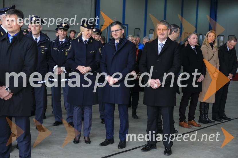 mag. Tatjana  Bobnar, Generalna direktorica policije;  Marjan  Šarec, predsednik Vlade Republike Slovenije;  Boštjan Poklukar, minister za notranje zadeve RSSlovesna predaja novega policijskega helikopterja