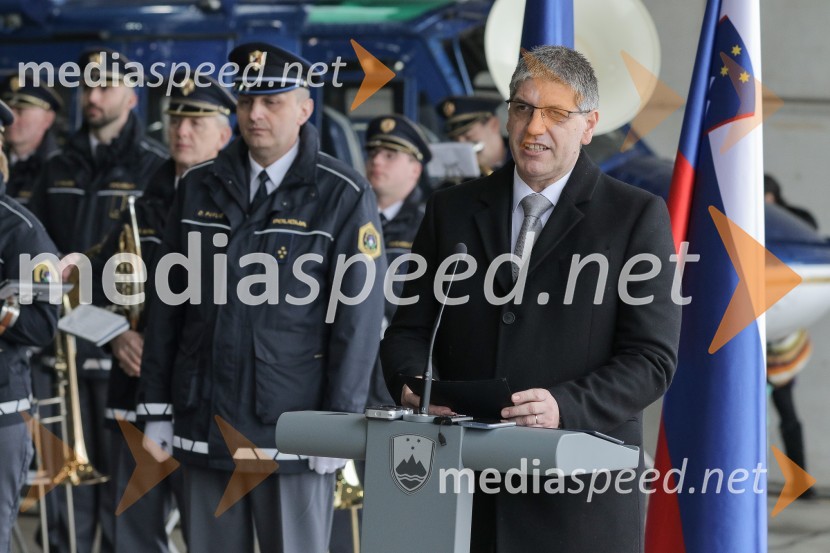  Boštjan Poklukar, minister za notranje zadeve RSSlovesna predaja novega policijskega helikopterja