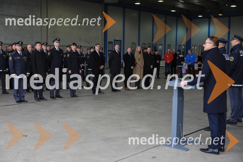 Slovesna predaja novega policijskega helikopterja