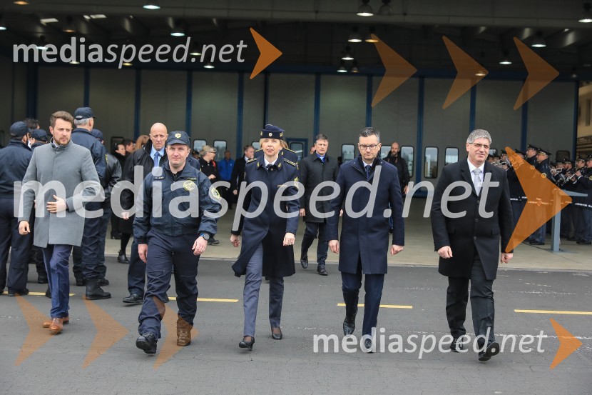  Dejan Kink , Poveljnik letalske policijske enote; mag. Tatjana  Bobnar, Generalna direktorica policije;  Marjan  Šarec, predsednik Vlade Republike Slovenije;  Boštjan Poklukar, minister za notranje zadeve RSSlovesna predaja novega policijskega helikopterja