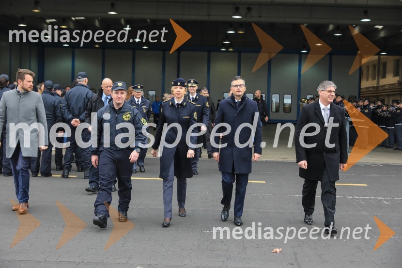 Dejan Kink , Poveljnik letalske policijske enote; mag. Tatjana  Bobnar, Generalna direktorica policije;  Marjan  Šarec, predsednik Vlade Republike Slovenije;  Boštjan Poklukar, minister za notranje zadeve RSSlovesna predaja novega policijskega helikopterja