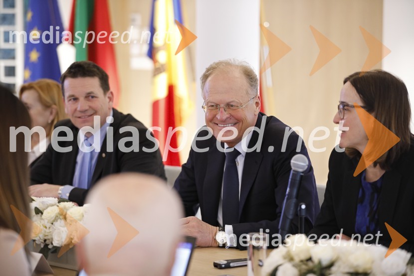  ... ;  Janez  Škrabec, direktor Riko d.o.o., predsednik Slovensko-ruskega poslovnega sveta, častni konzul Belorusije;  Tanja Rupnik, vodja investicijskih projektov Riko, častna konzulka, Konzulat Republike MoldavijeZasedanje skupščine društva Slovenski konzularni zbor