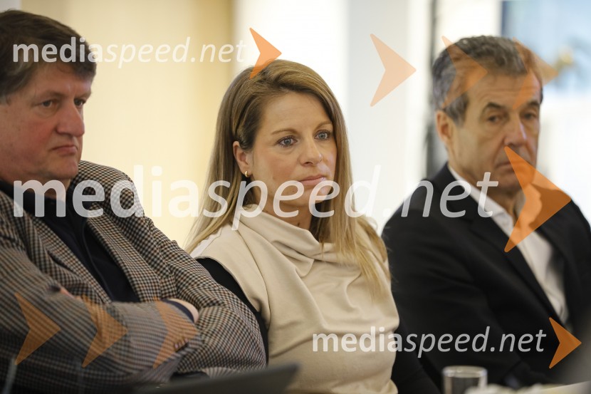  Sara  Stepanjan, častna konzulka Republike Armenije v Sloveniji;  Stojan Petrič, predsednik uprave družbe FMRZasedanje skupščine društva Slovenski konzularni zbor