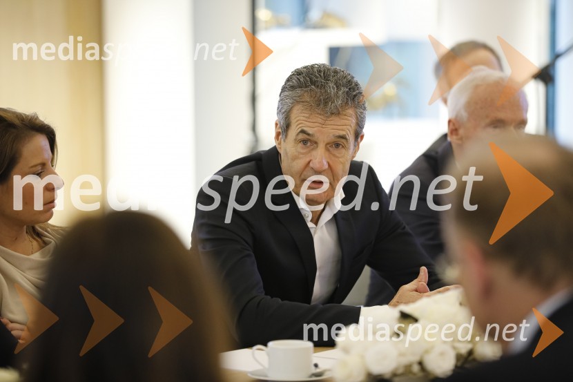  Stojan Petrič, predsednik uprave družbe FMRZasedanje skupščine društva Slovenski konzularni zbor