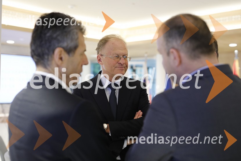  Janez  Škrabec, direktor Riko d.o.o., predsednik Slovensko-ruskega poslovnega sveta, častni konzul BelorusijeZasedanje skupščine društva Slovenski konzularni zbor