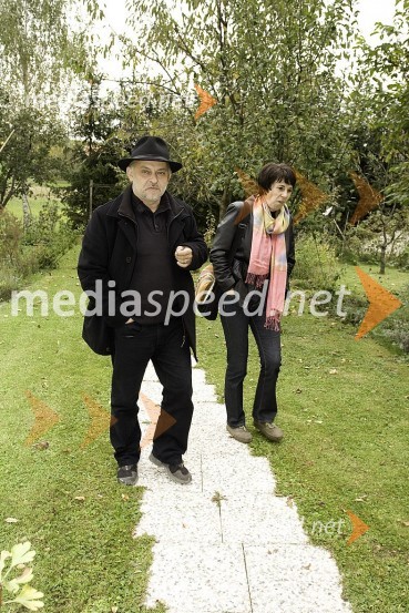 Feri Lainšček, pesnik, pisatelj in scenarist, s sodelavkoSlovenski pisatelji v Negovi