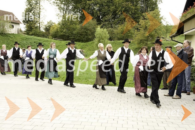 Folklorna skupina iz Gornje RadgoneSlovenski pisatelji v Negovi