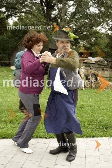 Samo Tuš-Korl, humorist in Darka Tancer Kajnih, predstavnica knjige Otrok in knjigaSlovenski pisatelji v Negovi