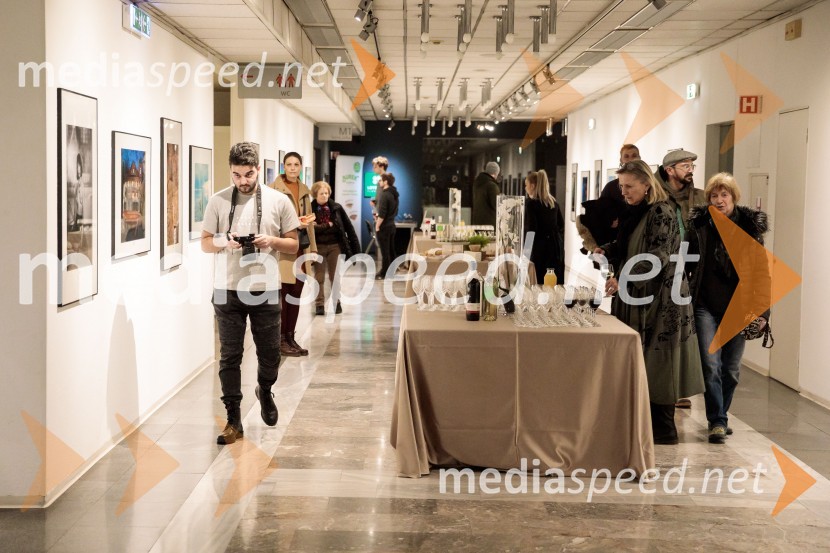 Odprtje fotografske razstave Aleša Bravničarja z naslovom Boginje