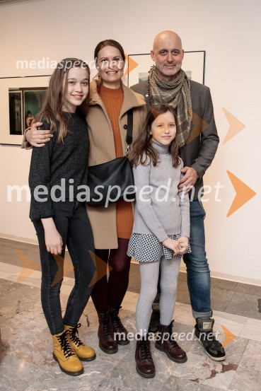  Sarai Bravničar;  Špela Bravničar;  Trina Bravničar;  Aleš Bravničar, fotografOdprtje fotografske razstave Aleša Bravničarja z naslovom Boginje