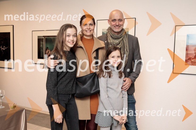  Sarai Bravničar;  Špela Bravničar;  Aleš Bravničar, fotograf;  Trina BravničarOdprtje fotografske razstave Aleša Bravničarja z naslovom Boginje