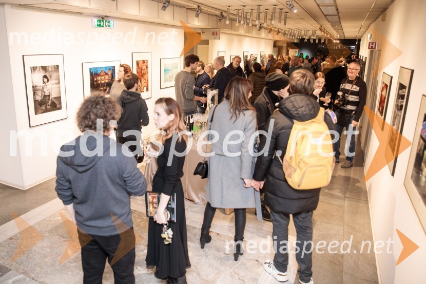 Odprtje fotografske razstave Aleša Bravničarja z naslovom Boginje