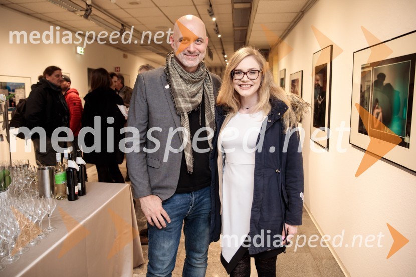  Aleš Bravničar, fotograf;  Iris Avdić, Playboy zajčicaOdprtje fotografske razstave Aleša Bravničarja z naslovom Boginje