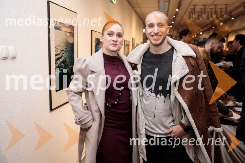  Nina Ogrin, plesalka;  Filip Križišnik, F&B AcrobaticsOdprtje fotografske razstave Aleša Bravničarja z naslovom Boginje