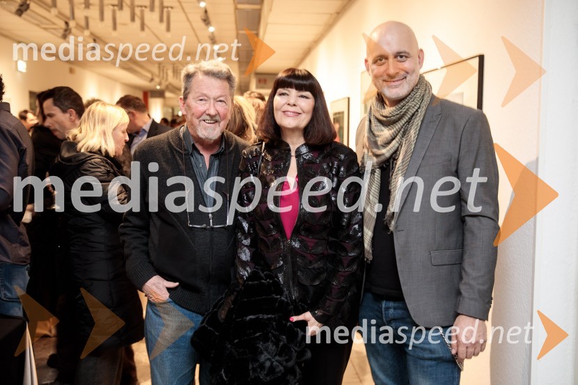  Stane Jerko, fotograf;  Nina Gazibara, nekdanja manekenka;  Aleš Bravničar, fotografOdprtje fotografske razstave Aleša Bravničarja z naslovom Boginje