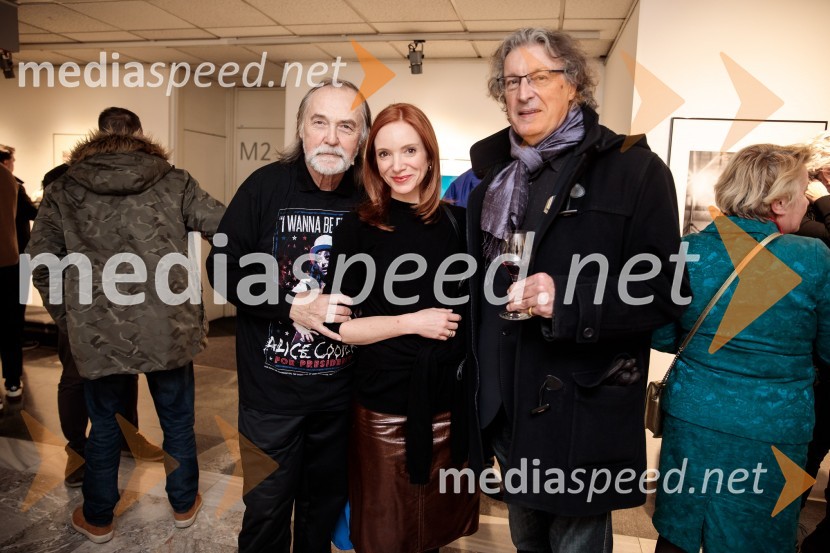  Dragan  Bulič, glasbeni urednik;  Mojca Mavec, voditeljica;  ... Odprtje fotografske razstave Aleša Bravničarja z naslovom Boginje