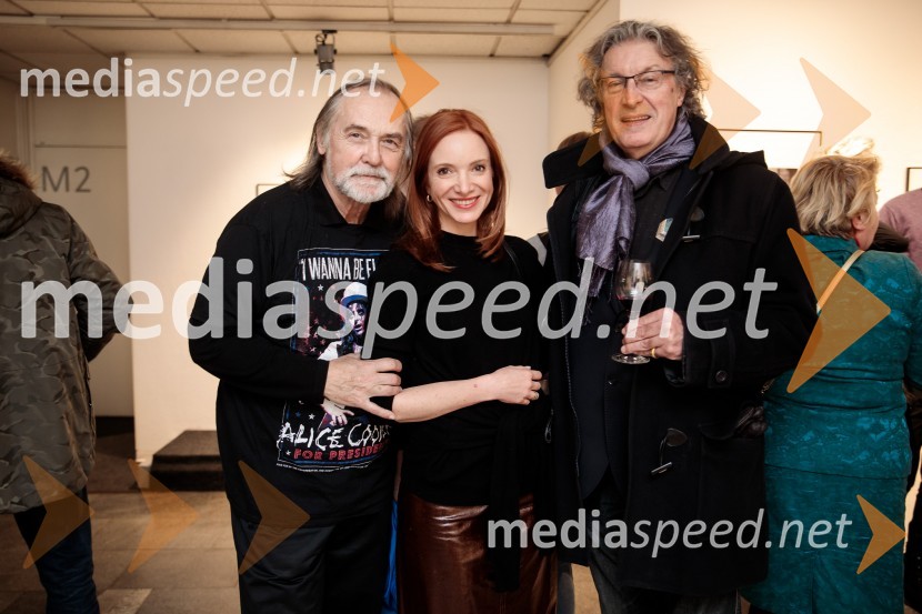  Dragan  Bulič, glasbeni urednik;  Mojca Mavec, voditeljica;  ... Odprtje fotografske razstave Aleša Bravničarja z naslovom Boginje