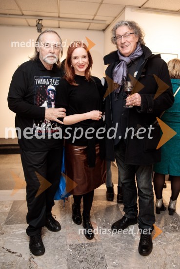  Dragan  Bulič, glasbeni urednik;  Mojca Mavec, voditeljica;  ... Odprtje fotografske razstave Aleša Bravničarja z naslovom Boginje