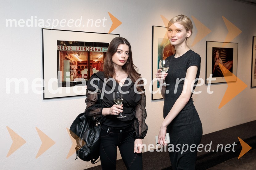  Karmen Vrečar;  Sara OčkoOdprtje fotografske razstave Aleša Bravničarja z naslovom Boginje