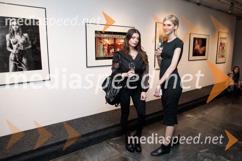  Karmen Vrečar;  Sara OčkoOdprtje fotografske razstave Aleša Bravničarja z naslovom Boginje