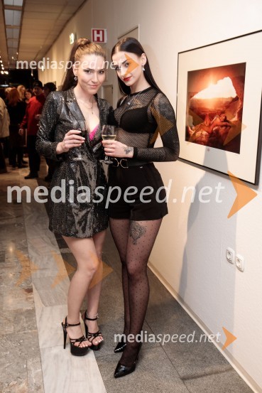  Gaja Bobek;  Marjanca Polutnik, fotomodel, osebna trenerka, zmagovalka šova ExatlonOdprtje fotografske razstave Aleša Bravničarja z naslovom Boginje