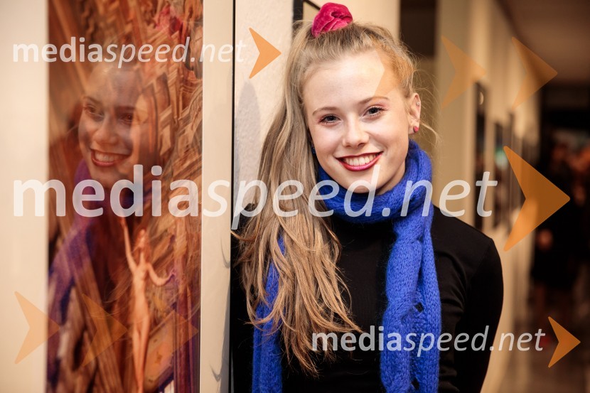  Zala Smolnikar, pevkaOdprtje fotografske razstave Aleša Bravničarja z naslovom Boginje