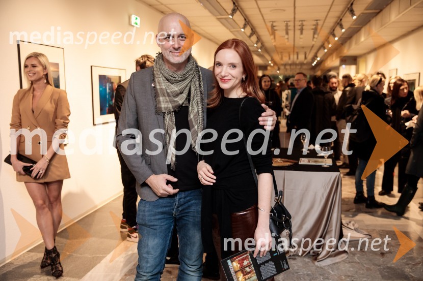  Aleš Bravničar, fotograf;  Mojca Mavec, voditeljicaOdprtje fotografske razstave Aleša Bravničarja z naslovom Boginje