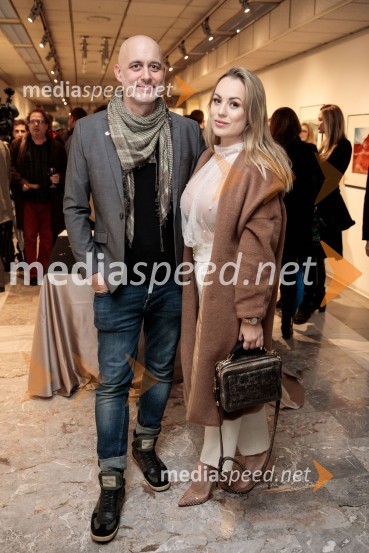  Aleš Bravničar, fotograf;  Katarina Benček, social media influencerka, avtorica knjigeOdprtje fotografske razstave Aleša Bravničarja z naslovom Boginje