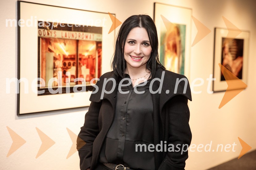  Tina  Fabjan, vodja umetnikov ličenja Max FactorOdprtje fotografske razstave Aleša Bravničarja z naslovom Boginje