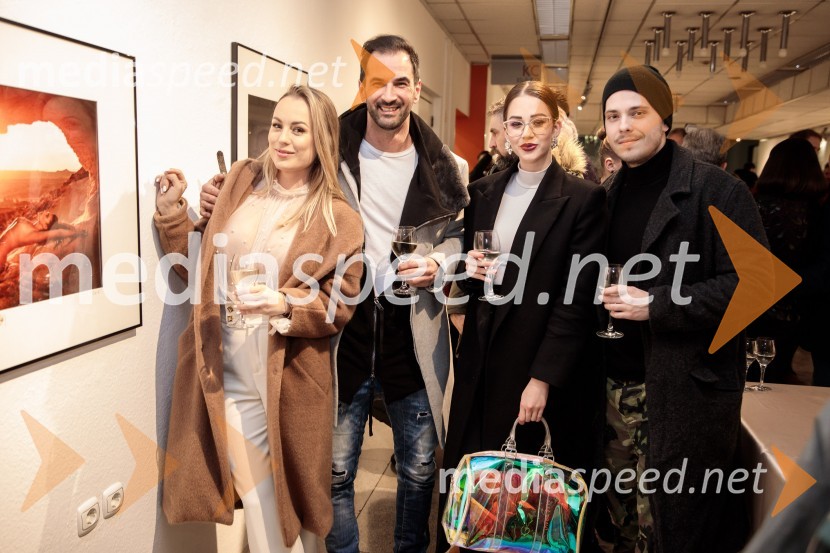  Katarina Benček, social media influencerka, avtorica knjige;  Marko  Pavlović, podjetnik;  Gaja Prestor, pevka;  Luka  DovšakOdprtje fotografske razstave Aleša Bravničarja z naslovom Boginje