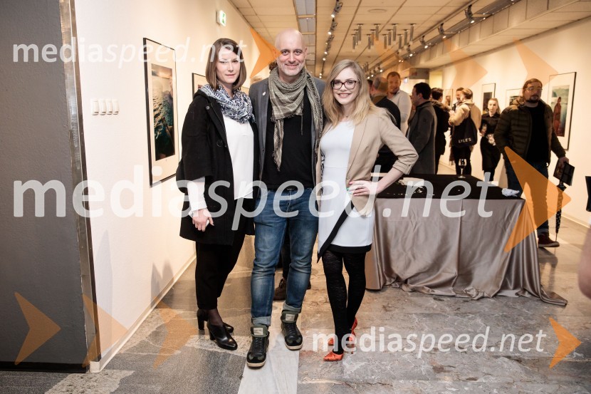  Eva Kofol;  Aleš Bravničar, fotograf;  Iris Avdić, Playboy zajčicaOdprtje fotografske razstave Aleša Bravničarja z naslovom Boginje
