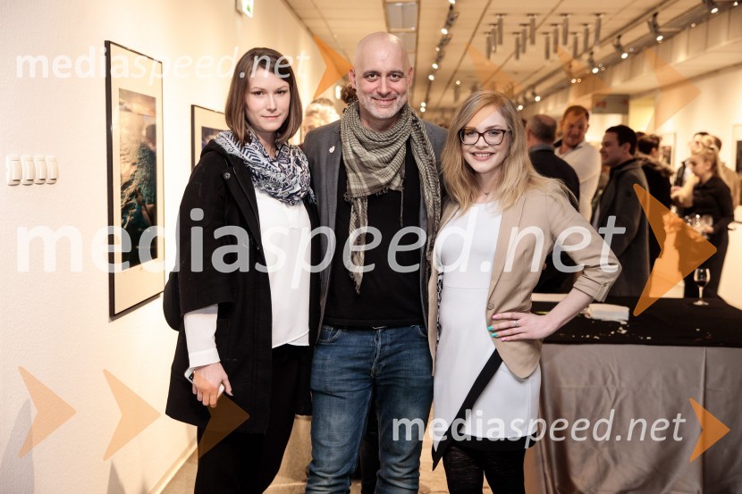  Eva Kofol;  Aleš Bravničar, fotograf;  Iris Avdić, Playboy zajčicaOdprtje fotografske razstave Aleša Bravničarja z naslovom Boginje