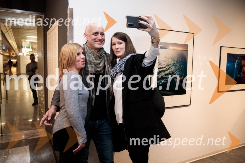  ... ;  Aleš Bravničar, fotograf;  Eva KofolOdprtje fotografske razstave Aleša Bravničarja z naslovom Boginje