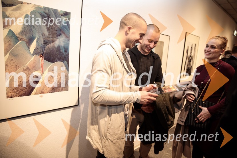  Filip Križišnik, F&B Acrobatics;  Blaž Slanič, F&B Acrobatics;  Nina Ogrin, plesalkaOdprtje fotografske razstave Aleša Bravničarja z naslovom Boginje