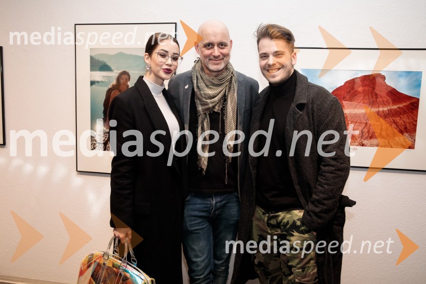  Gaja Prestor, pevka;  Aleš Bravničar, fotograf;  Luka  DovšakOdprtje fotografske razstave Aleša Bravničarja z naslovom Boginje