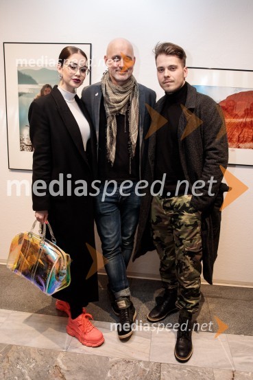  Gaja Prestor, pevka;  Aleš Bravničar, fotograf;  Luka  DovšakOdprtje fotografske razstave Aleša Bravničarja z naslovom Boginje